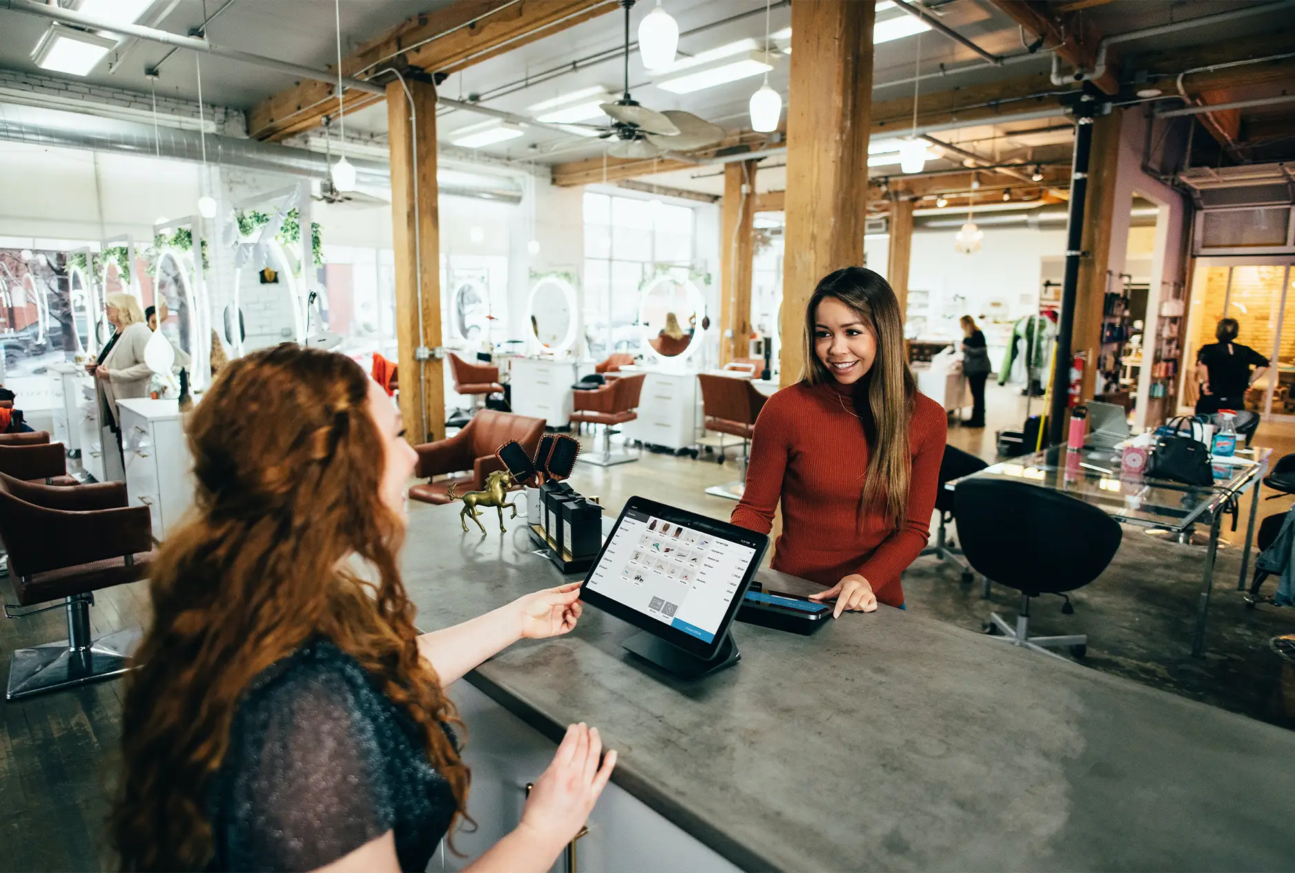 Jeune apprentie en BTS travaillant avec enthousiasme dans un environnement professionnel, symbolisant l'expérience pratique au cœur de l'alternance proposée par ALEMA Business School au Val d'Europe.